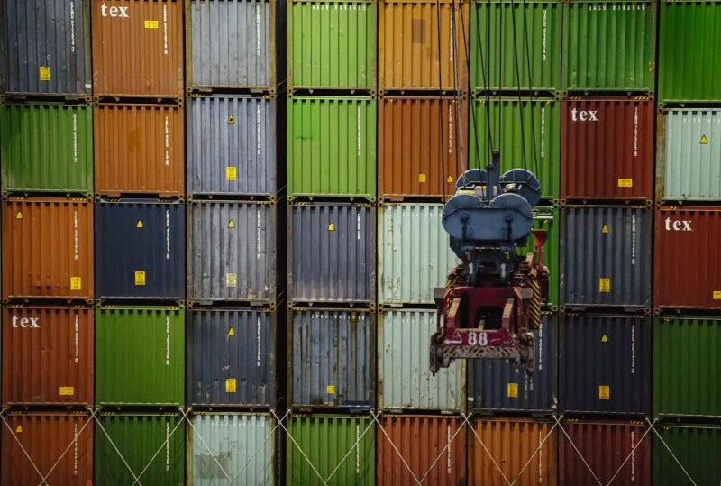 Pile de containers maritimes colorés représentant les courses disponibles