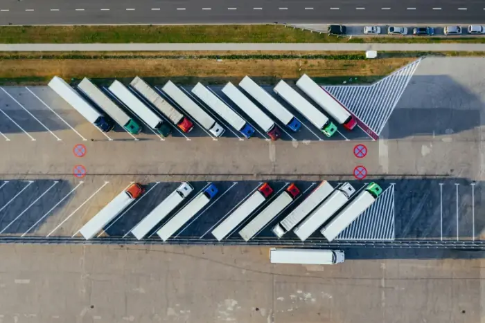 Plusieurs camions parqués côte à côte représentant la flotte du transporteur