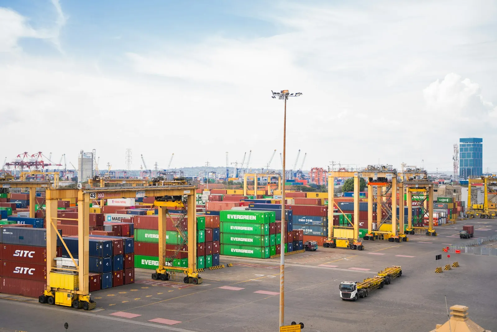 Port industriel avec containers — contexte logistique scale