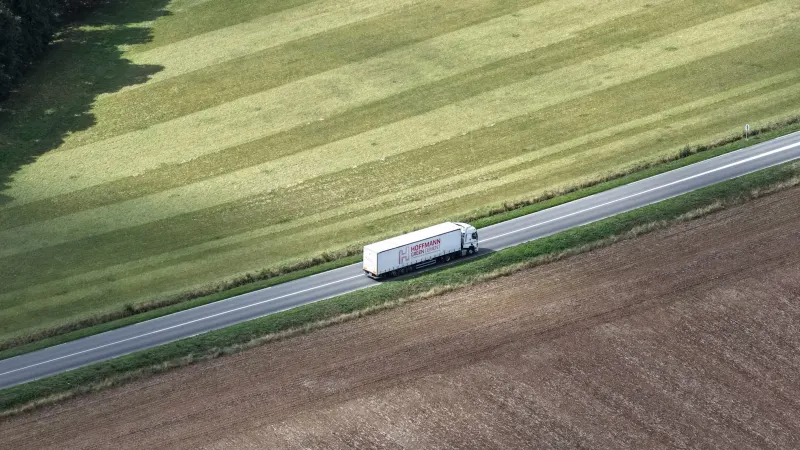 Camion en bon état de marche sur route rurale