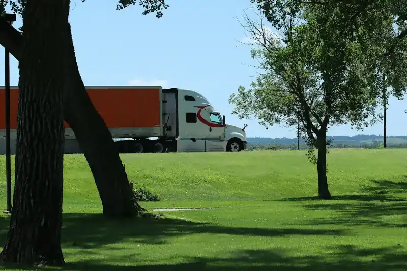 Camion blanc avec remorque orange — flotte transporteur